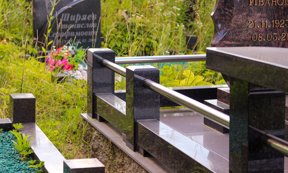 Ограды различных типов и размеров являются непременным атрибутом любой могилы на кладбище Минска