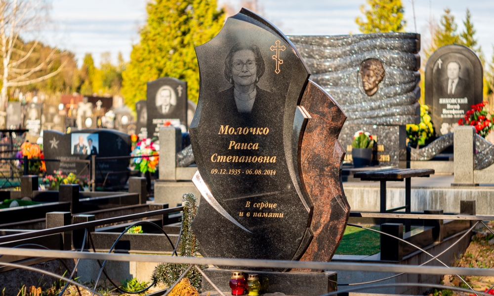 Памятник из гранита, установленный на Северном кладбище в Минске