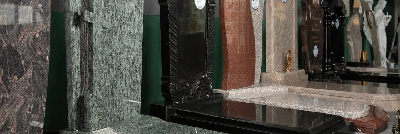 Скидки до 50% на готовые мемориальные комплексы с выставки