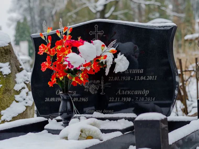 Боится ли гранитный памятник морозов?