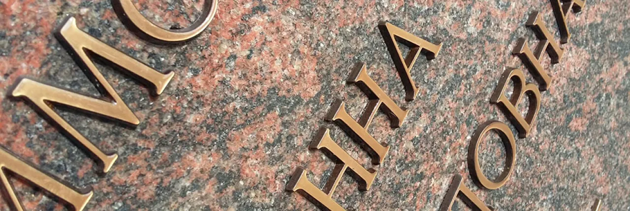 Сравнение гранитов: аврора финская и аврора индийская