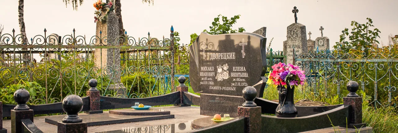 Плитка вокруг памятника