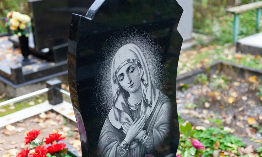 Памятник в Дзержинске, декорированный в христианском стиле