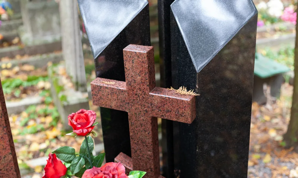 Комбинированный памятник-крест из гранита в Дзержинске