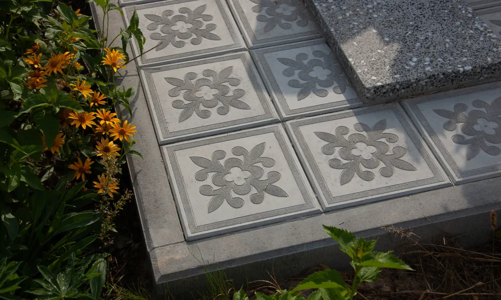 Благоустройство могилы плиткой на кладбище в Березе