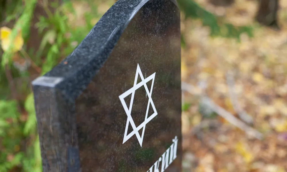 Еврейский памятник из гранита с символикой в Бобруйске
