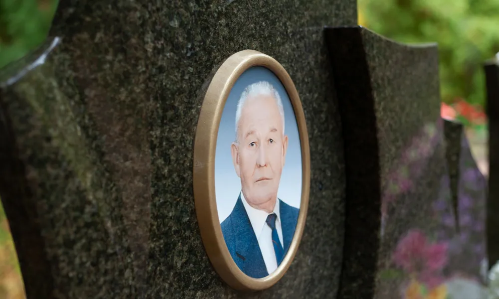 Художественное оформление гранитного памятника фотомедальоном