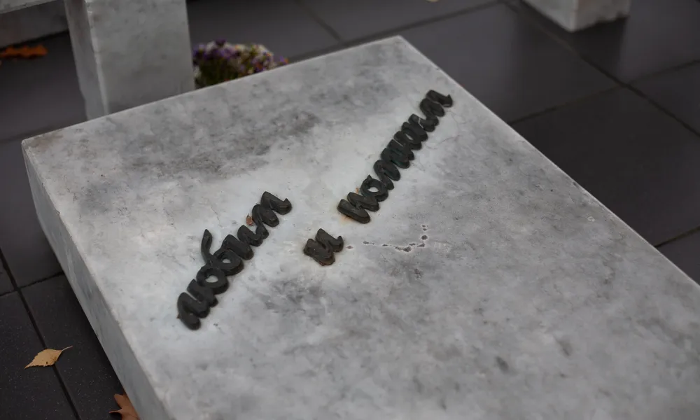 Благоустройство могилы плиткой на кладбище в Борисове