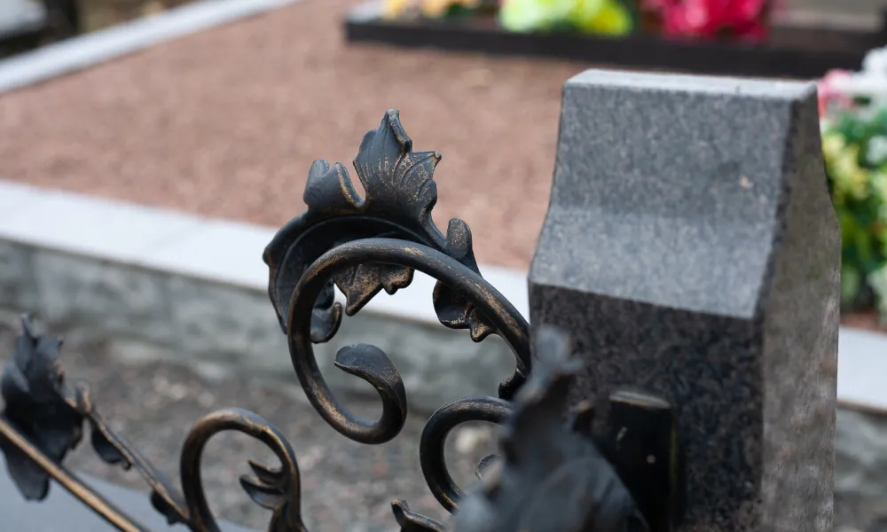 Благоустройство могилы плиткой на кладбище в Витебске