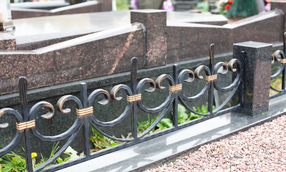 Благоустройство могилы плиткой на кладбище в Волковыске