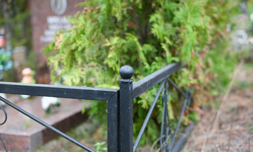 Благоустройство могилы плиткой на кладбище в Жлобине