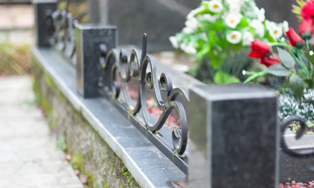 Благоустройство могилы плиткой на кладбище в Лиде