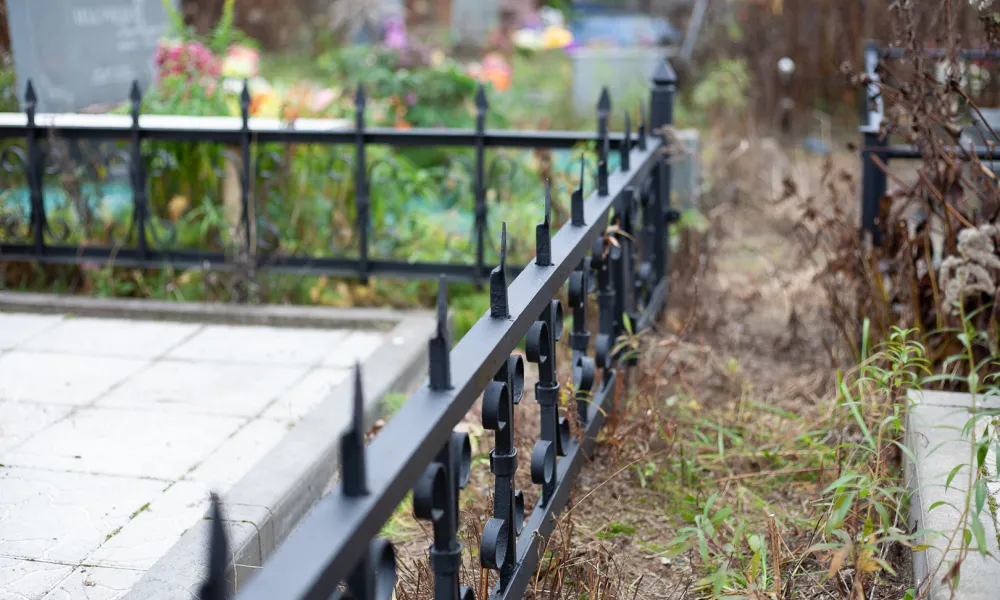 Благоустройство могилы плиткой на кладбище в Мозыре