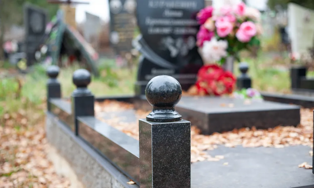 Благоустройство могилы плиткой на кладбище в Несвиже