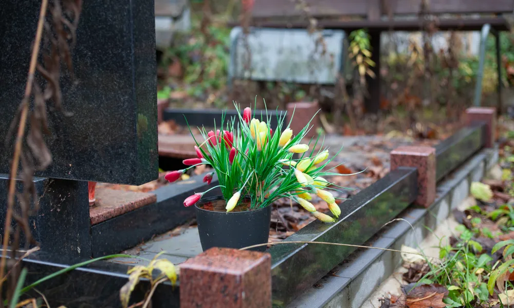 Благоустройство могилы плиткой на кладбище в Новополоцке