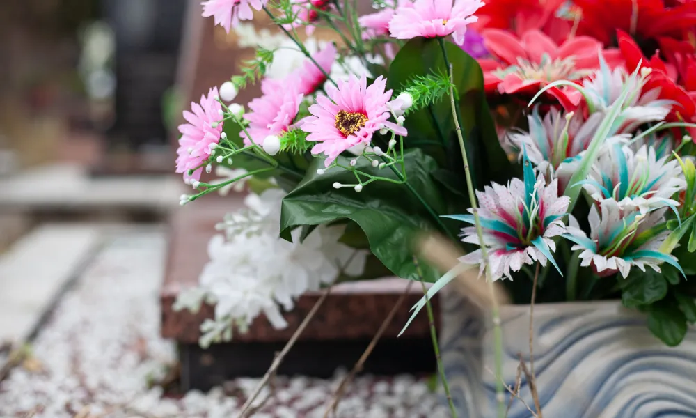 Благоустройство могилы плиткой на кладбище в Орше