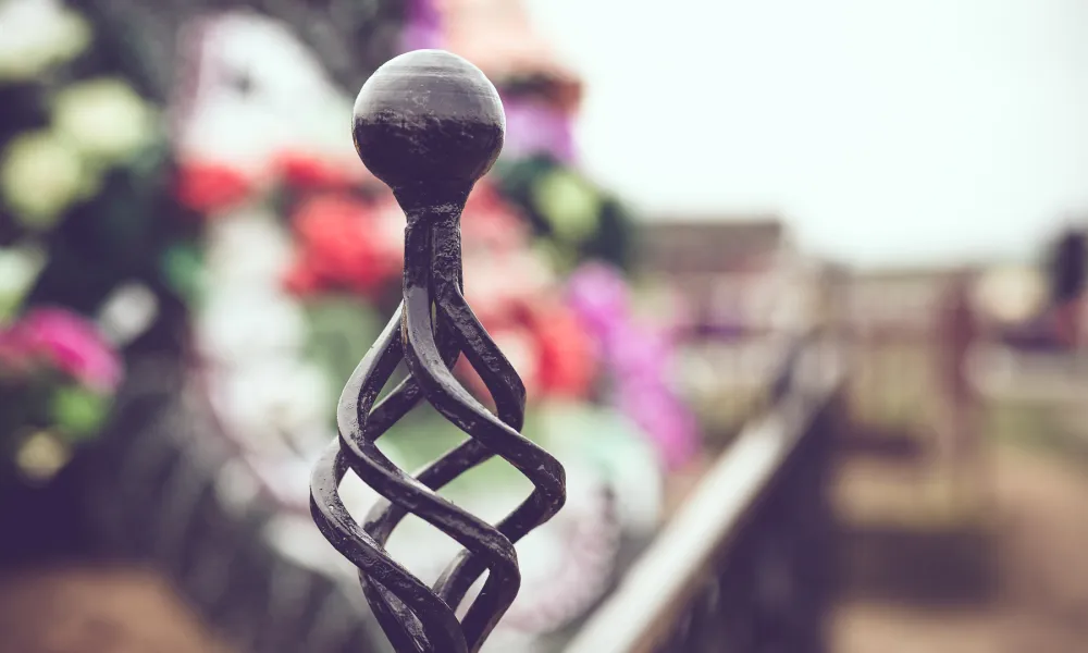 Благоустройство могилы плиткой на кладбище в Светлогорске