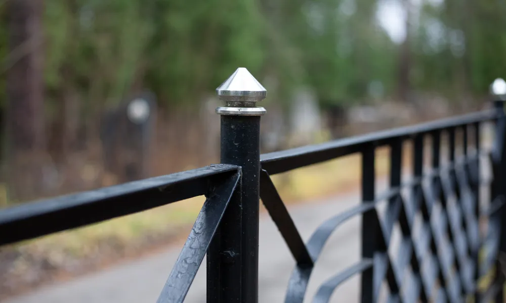 Благоустройство могилы плиткой на кладбище в Слониме