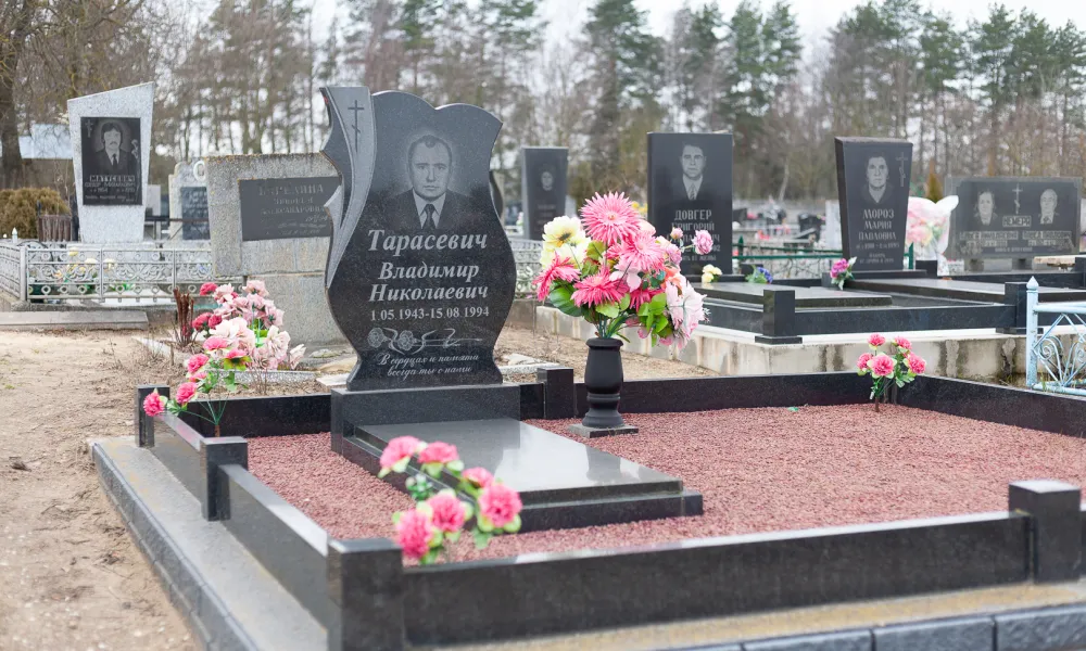 Благоустройство могилы плиткой на кладбище в Столбцах