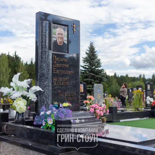 Фото одиночного гранитного мужского памятника-комплекса с бронзовой фурнитурой и фотомедальоном Триплекс