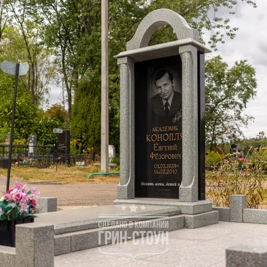 Фото мужского памятника в виде арки / портала