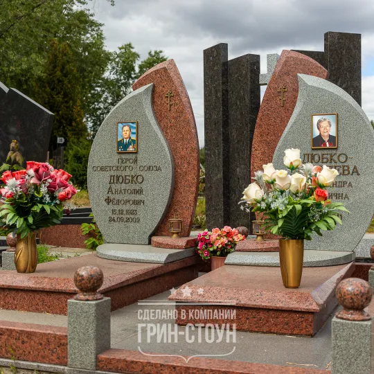 Фото двойного памятника в нечастой комбинации двух цветов камня - красного и серого.
