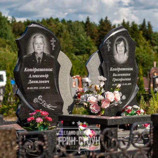 Фото двойного памятника, выполненного в виде одинаковых и симметрично расположенных стел