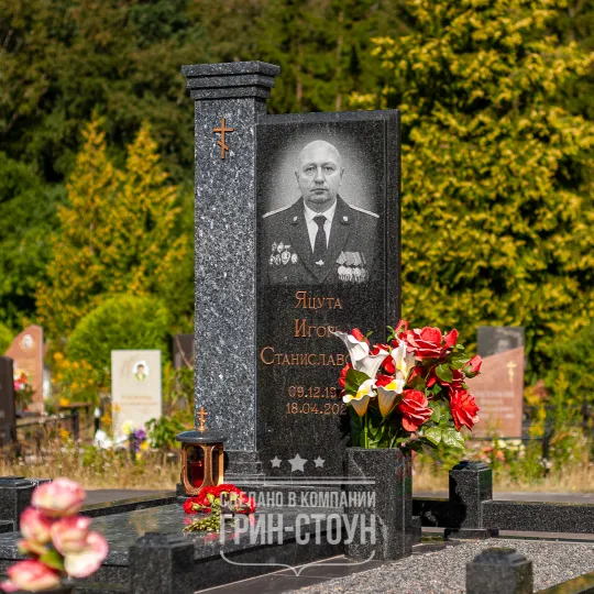 Фото гранитного комплекса К-109, стела которого изготовлена из оригинального норвежского камня Blue Pearl (голубая жемчужина)