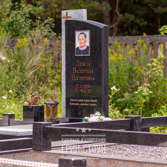 Фото эксклюзивного памятника с комбинированной стеллой и надгробной плитой. Обратите внимание на сочетание исполнения лампады с цветовой гаммой комплекса.