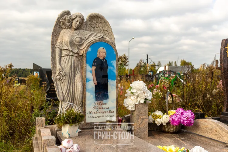Памятник из светлого гранита с ангелом и стеклянным медальоном - 