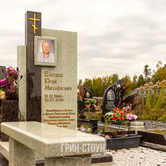 Одиночный мужской мемориал в контрастном сочетании камня. Памятник, ваза, ограда и облицовочная плитка выполнены в едином стиле.