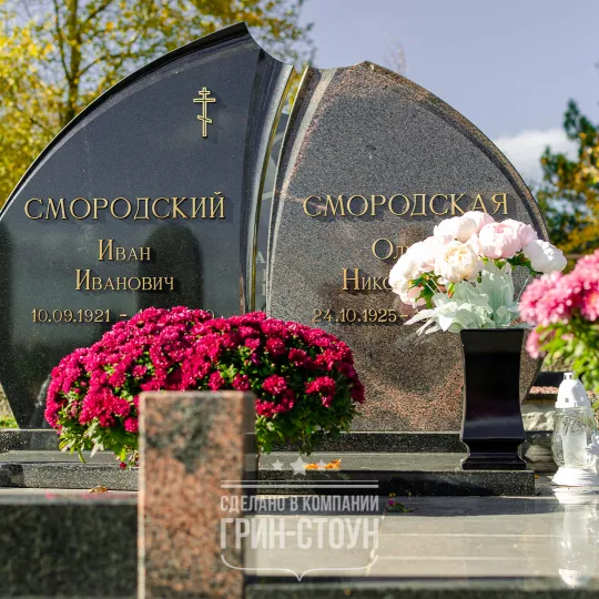 Фото двойного семейного мемориала неправильной формы из российского и финского камня