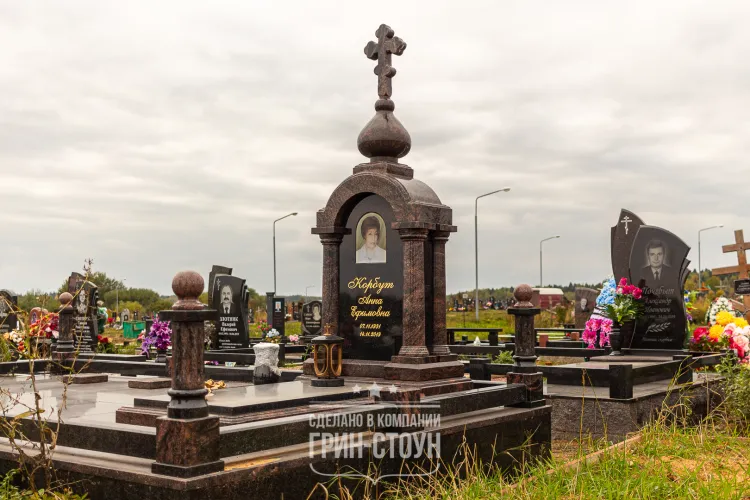 Гранитный памятник в виде церкви с православным крестом - 