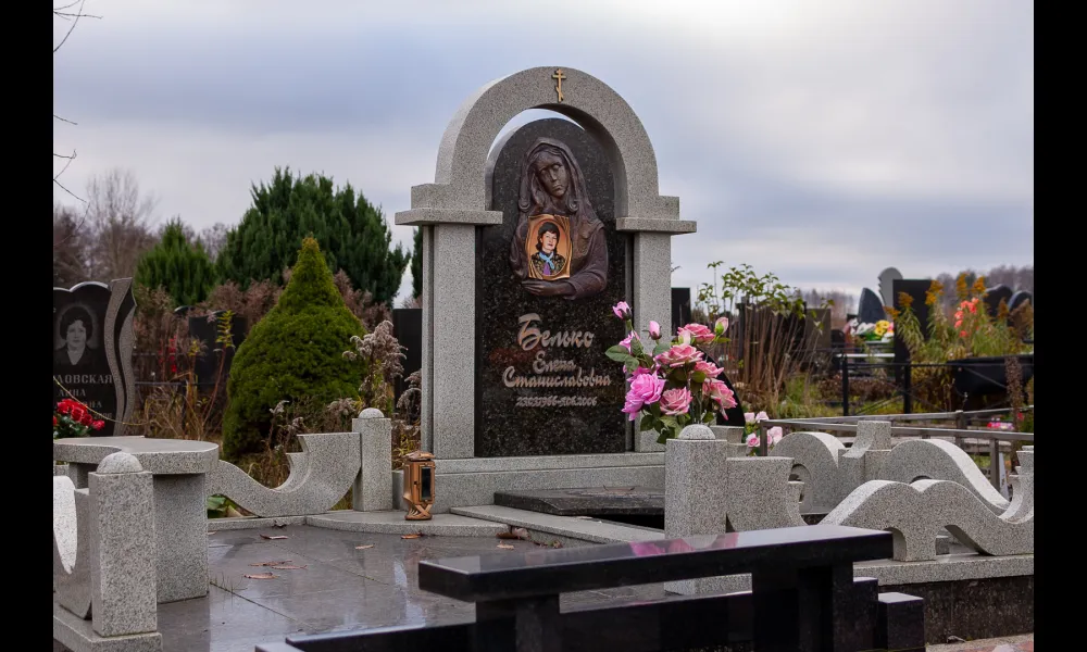 Мемориальный комплекс из серого гранита в виде арки, украшенной бронзовым барельефом и фотомедальоном Триплекс