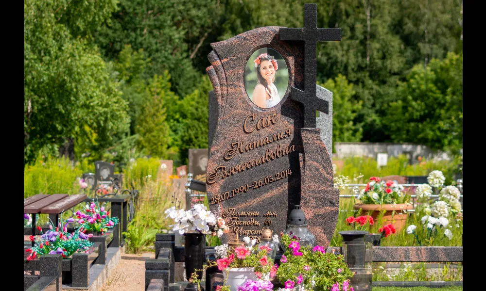 Элитные памятники из гранита на могилу в Минске и Минском районе
