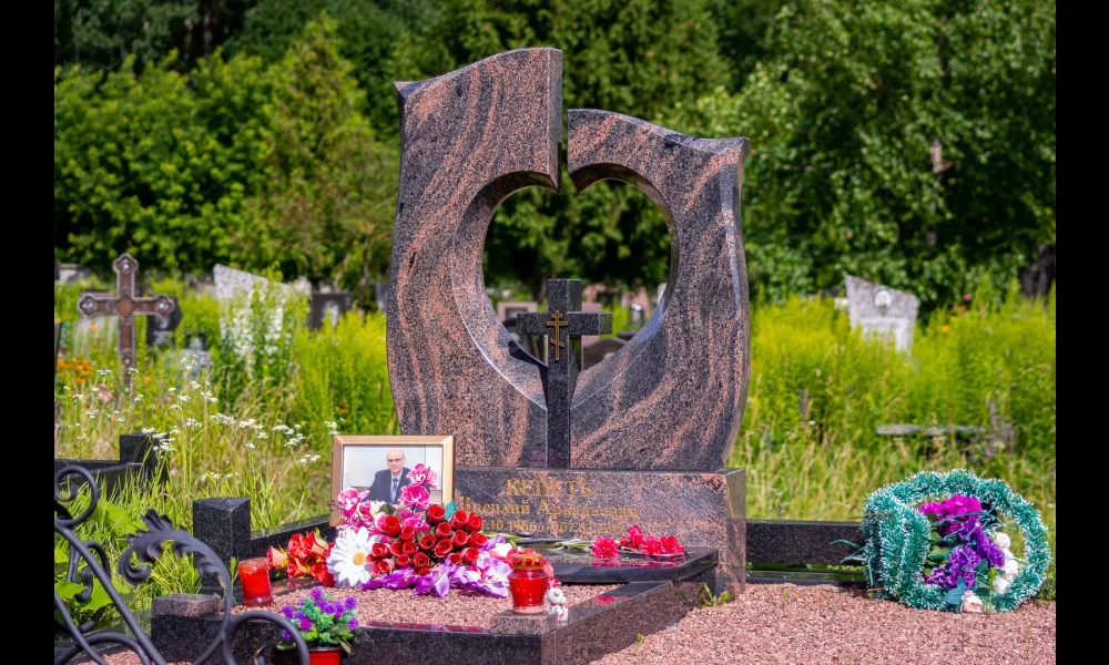 Эксклюзивный памятник производства Грин-Стоун на Северном кладбище Минска