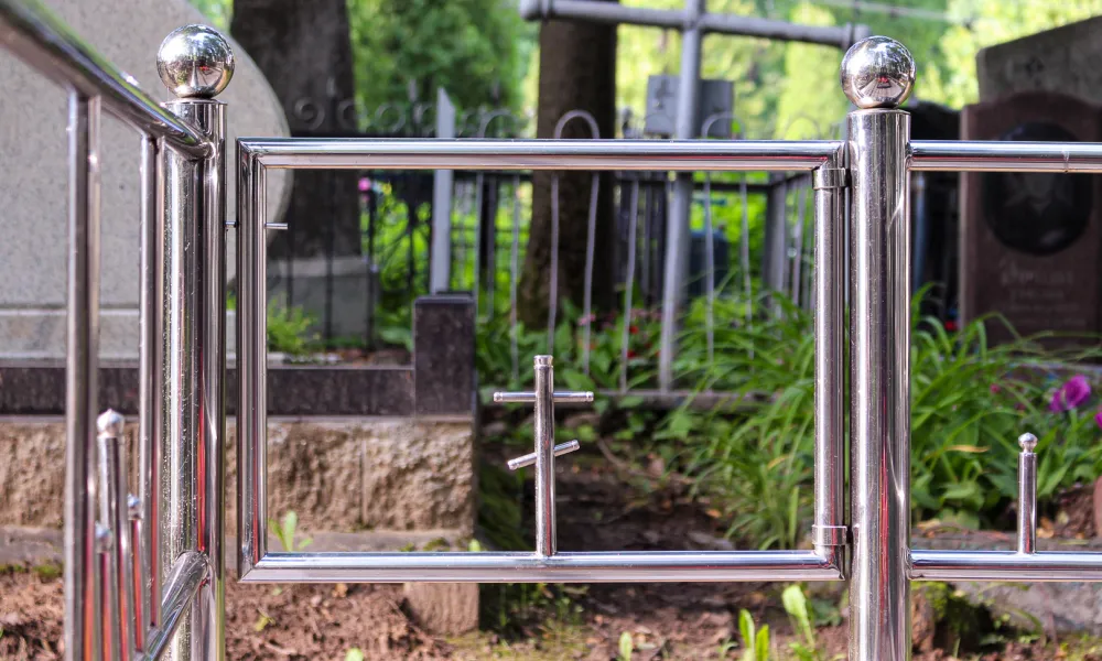 Ограда из нержавеющей стали с религиозными элементами в виде православных крестов