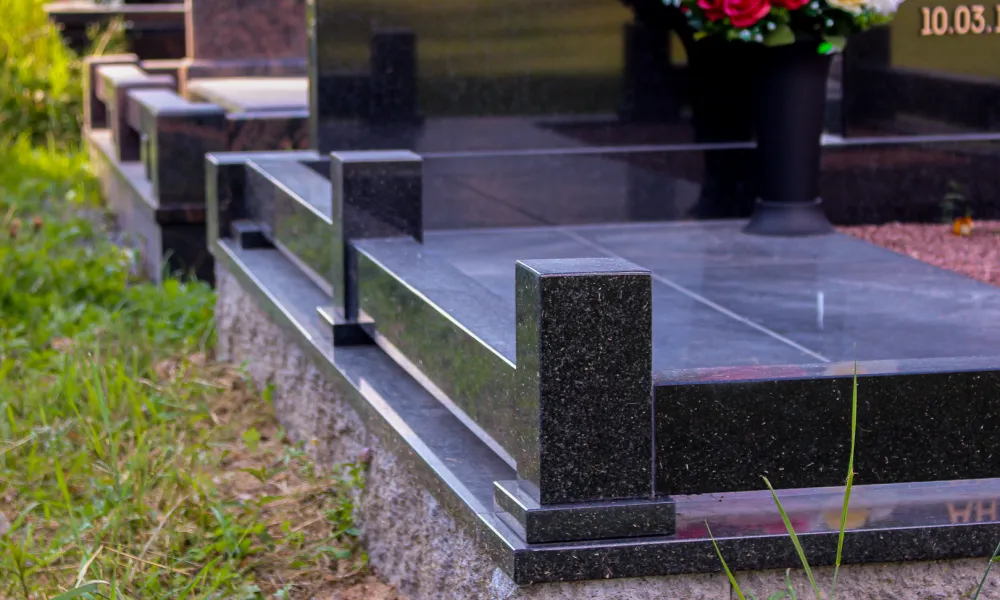 В настоящее время мы изготавливаем гранитные ограды с установкой столбиков на мини-пьедесталы для слива воды