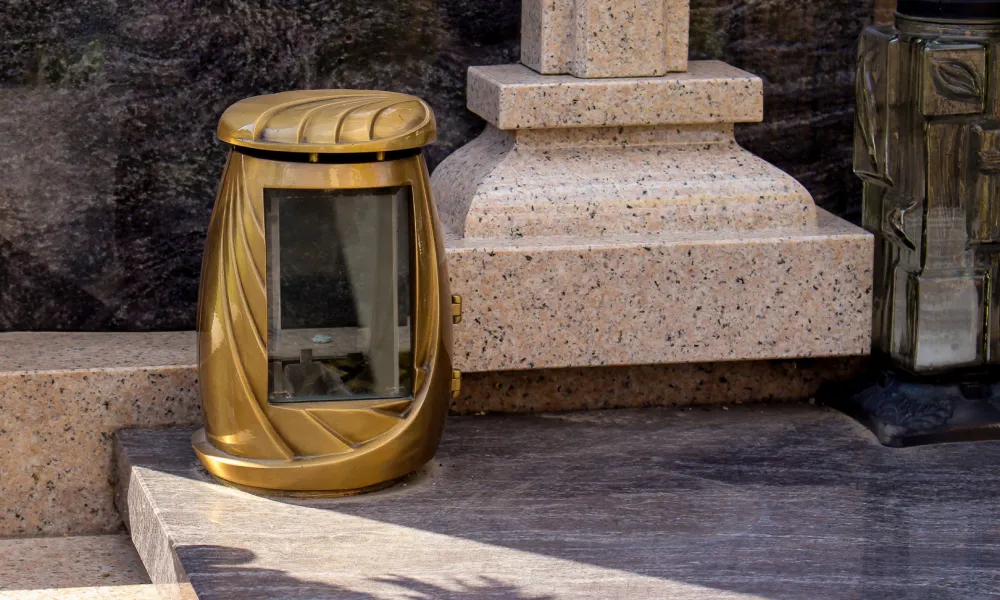 Бронзовая лампада, установленная на комбинированном гранитном комплексе