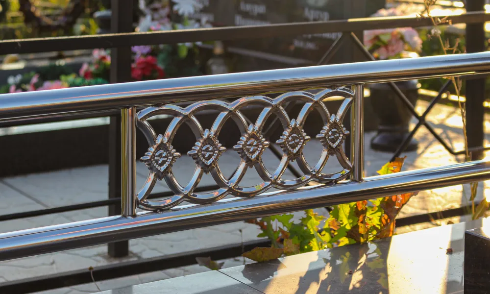 Высота ограды из нержавейки может варьироваться от классических 50 см. до более декоративных низких вариантов