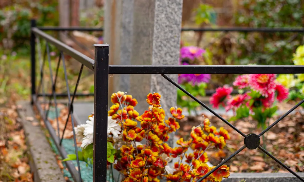 Металлическая ограда – непременный атрибут бюджетного варианта благоустройства могилы