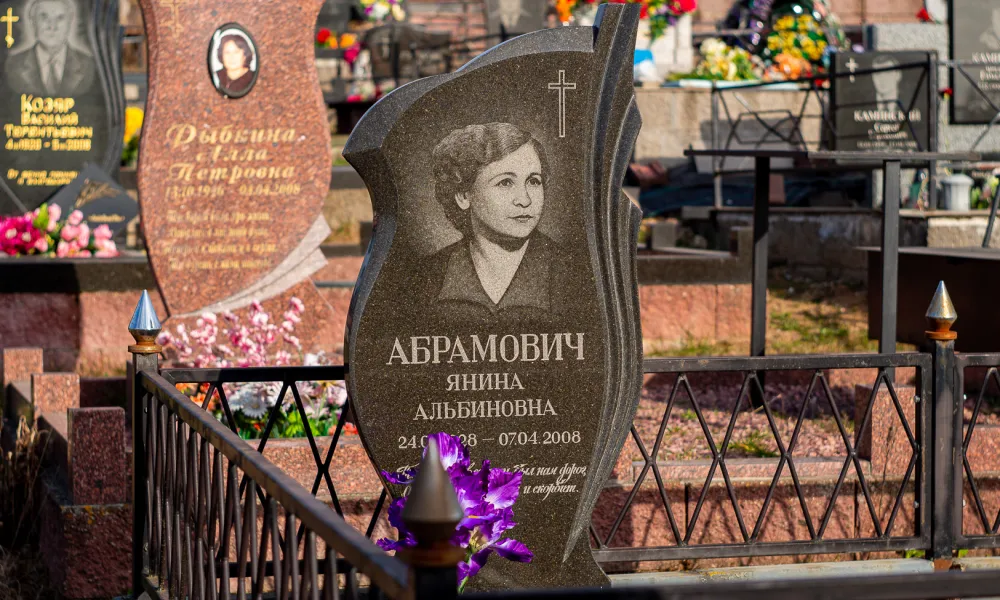 Одиночный памятник женщине оригинальной формы с гравировкой