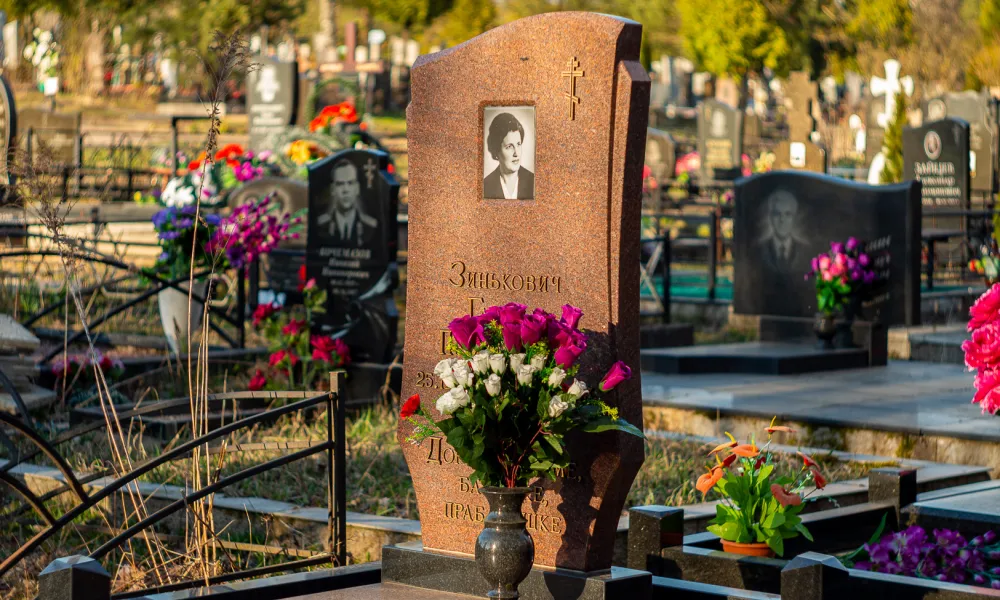 Красный гранит – один из самых популярных материалов для изготовления цветных памятников