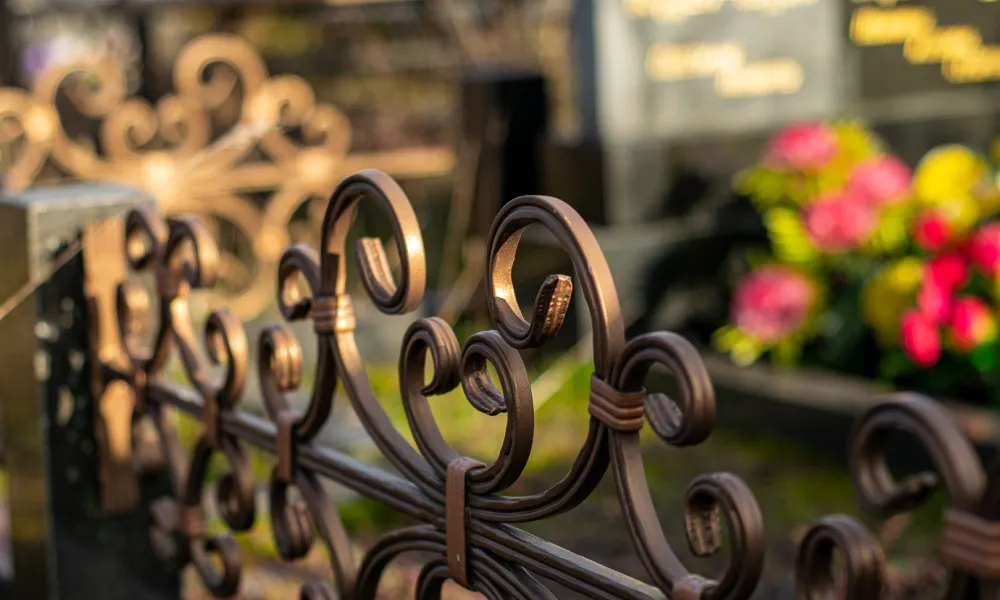 Ограды на кладбище выполняют сугубо декоративную функцию, завершая общую надгробную композицию