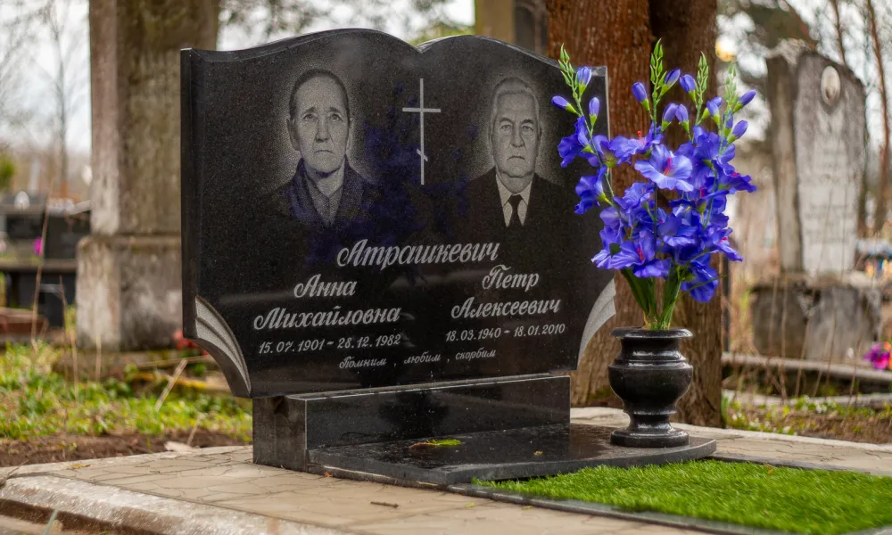 Двойной памятник-книга, установленный на фундамент из тротуарной плитки