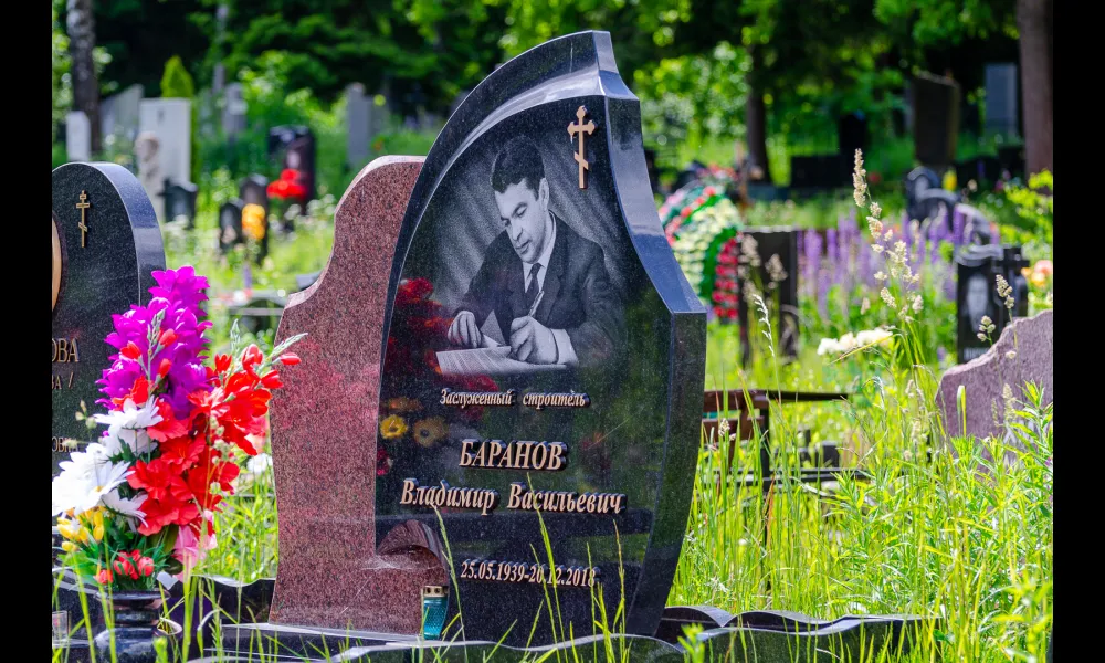 Комбинированный элитный памятник мужчине с декором из бронзы