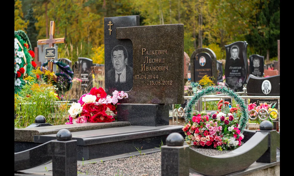 Комбинированный мемориал с массивным надгробием и оградой