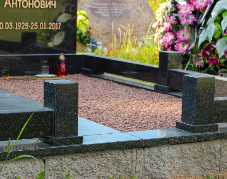 Гранитные ограды: виды, особенности установки и эксплуатации