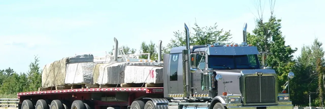 Транспортировка гранитных памятников: основные моменты