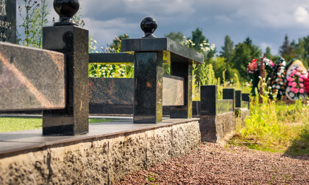 Благоустройство могилы с укладкой фундамента из бессерных блоков